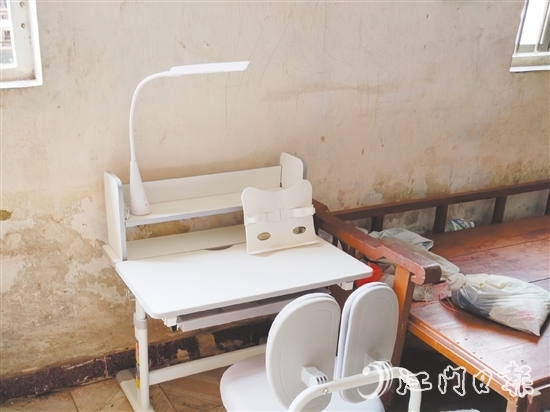 “一米書桌”公益項(xiàng)目為每戶困難家庭配備價值600元的標(biāo)準(zhǔn)學(xué)習(xí)裝備，切實(shí)改善困難家庭學(xué)子的學(xué)習(xí)環(huán)境。