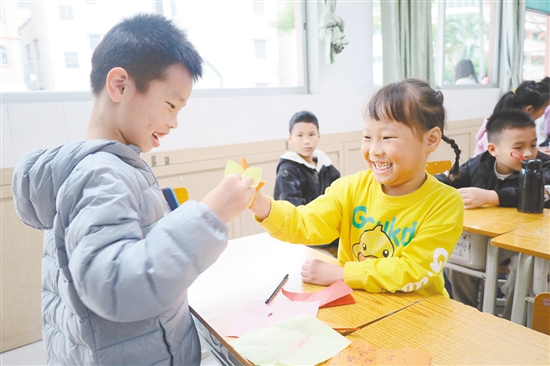 學(xué)生在“小小候鳥修煉營”學(xué)習(xí)折紙。