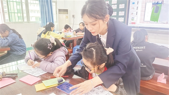教師手把手教學(xué)生學(xué)習(xí)版畫。