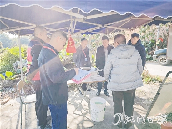 新會區(qū)森防辦組織督導組到各鎮(zhèn)（街、區(qū)）檢查“包山頭、守路口、盯重點”措施落實情況，要求設置森林防火檢查站點，安排人員值班值守。