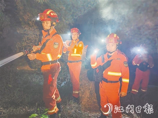 為進一步加強應急隊伍夜間撲火實戰(zhàn)能力，新會區(qū)森防辦在三江鎮(zhèn)某林區(qū)開展夜間實戰(zhàn)演練，做好撲火救災應急準備。