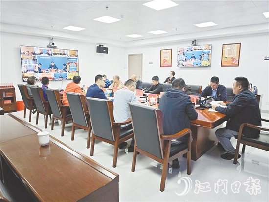 清明節(jié)前，新會區(qū)森防辦通過視頻會商系統(tǒng)調度各鎮(zhèn)（街、區(qū)），進一步壓實各方責任，要求從嚴從實從細落實各項防火措施。