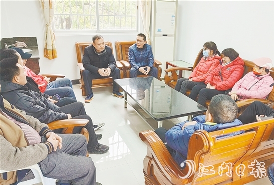 余以碩（中間藍(lán)衣者）長期奔走在基層調(diào)解一線，與群眾交流談心。