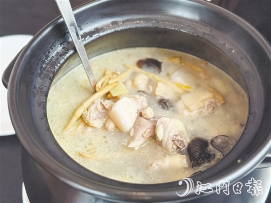 三合煮雞酒是臺(tái)山的一道傳統(tǒng)名菜。