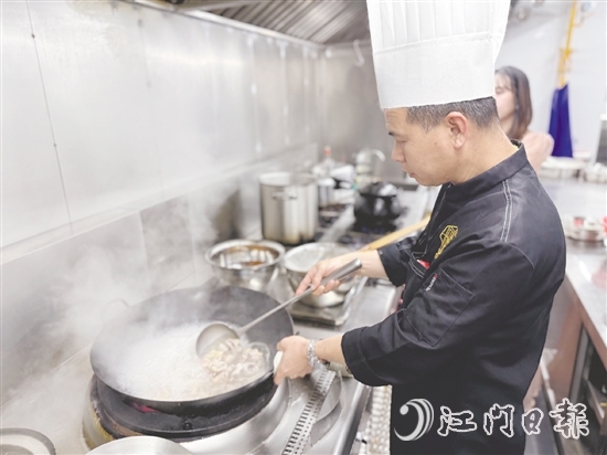 廚師嚴(yán)格精選原材料，確保每一道菜品都是選用新鮮地道的食材。