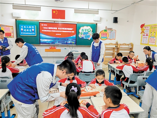“青蘋果科學(xué)講堂”攜中交四航局船舶工程師進(jìn)課堂，受到同學(xué)們的熱捧。