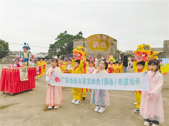 孩子們身著傳統(tǒng)服飾，扮演各種經(jīng)典故事角色，自信展現(xiàn)自我。
