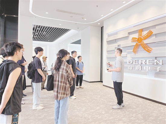 應(yīng)屆畢業(yè)生走進(jìn)鶴山市重點(diǎn)企業(yè)，了解企業(yè)人才需求。