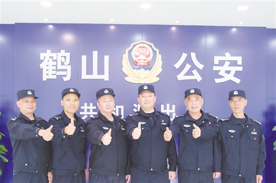 徐敬陽(yáng)、冼富強(qiáng)、蘇慶平、王國(guó)華、麥定權(quán)、姚金南（從左至右）在一線發(fā)光發(fā)熱。