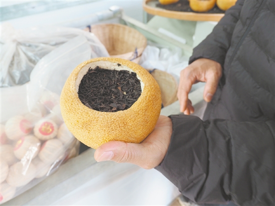 吳藝華制作的“柚子茶”受到年輕消費(fèi)群體的喜愛。