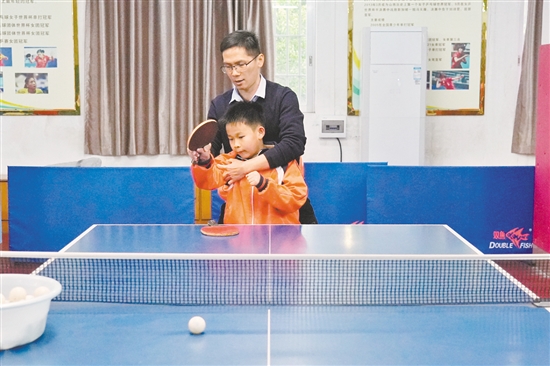 桃源小學(xué)乒乓球隊隊員在教練的指導(dǎo)下，認(rèn)真進(jìn)行發(fā)球與接發(fā)球、正反手拉球等技術(shù)練習(xí)。