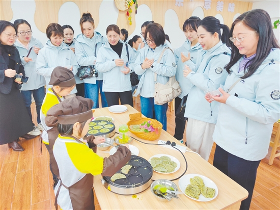聯(lián)合調(diào)研組實地考察各園的辦園理念、環(huán)境創(chuàng)設(shè)、課程特色及師資隊伍建設(shè)情況。