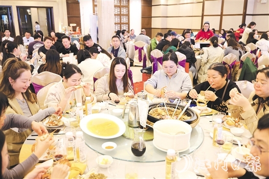 崖門水蟹端上餐桌后，食客們紛紛忍不住“啜一口”。