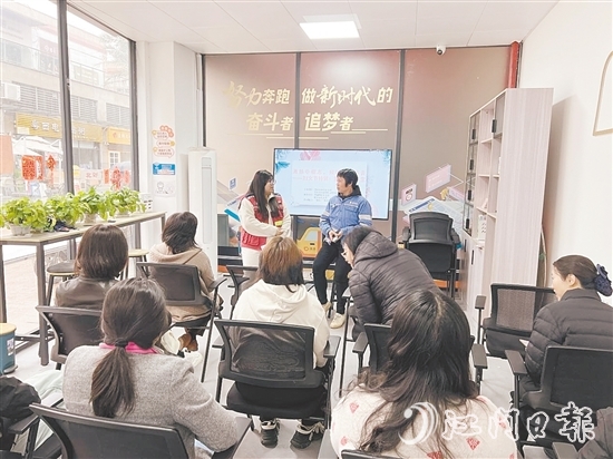 在“蓬友+”海逸城邦站，篁莊社區(qū)邀請環(huán)衛(wèi)工人等不同職業(yè)群體代表分享家風故事。