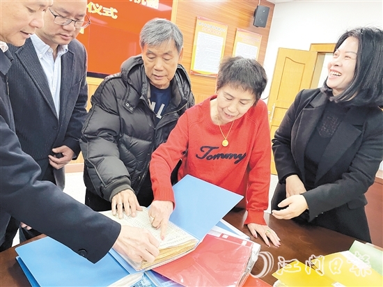年逾古稀的旅委僑胞吳金葉、鄭碧云伉儷將各種史料用文件夾分門別類整理好，轉(zhuǎn)交給恩平市僑聯(lián)。