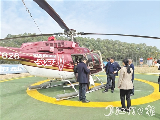 游客在恩平泉林飛行主題館乘坐觀光直升機。