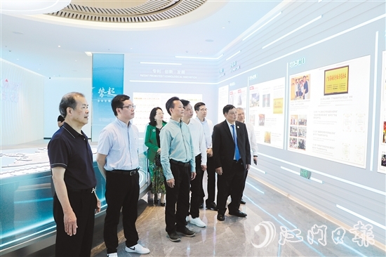 梁煥平（左一）組織商會(huì)會(huì)員回鄉(xiāng)，鄉(xiāng)親參觀考察恩平市麥克風(fēng)代表企業(yè)。