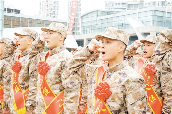 入伍新兵在鄉(xiāng)親們的見證下莊嚴(yán)宣誓。