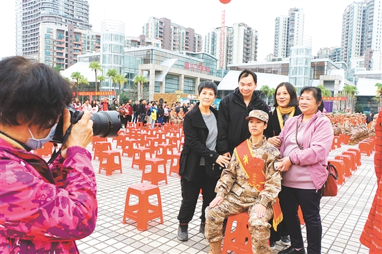 入伍新兵出發(fā)前身著軍裝與家人合影留念。