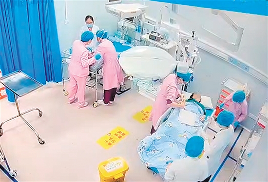 產(chǎn)婦被緊急送入搶救室，破水3分鐘后寶寶平安誕生。