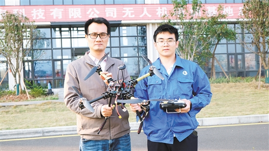 師生和無人機(jī)合影。