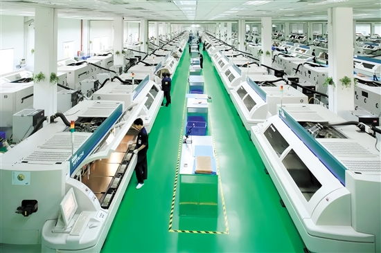 隨著專精特新企業(yè)矩陣持續(xù)擴(kuò)容，它們將成為推動(dòng)開(kāi)平經(jīng)濟(jì)高質(zhì)量發(fā)展的核心引擎。開(kāi)平依利安達(dá)電子有限公司是此次上榜名單的企業(yè)之一。圖為企業(yè)生產(chǎn)車間。