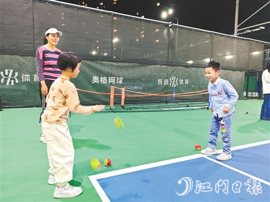 在公益課上，青少年班的學(xué)員們通過趣味游戲認(rèn)識網(wǎng)球運動。