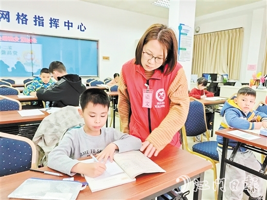 圭峰會(huì)城北門社區(qū)根據(jù)居民實(shí)際需求，推出周末愛心課堂服務(wù)。