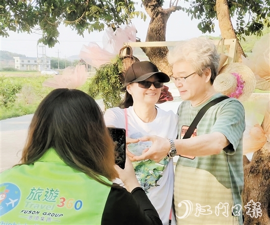 港澳游客來到臺山鄉(xiāng)村旅游，并合影留念。