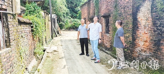 李科華（中間白衣者）在基層走訪調(diào)研，奔走在矛盾糾紛化解的“最前線”。