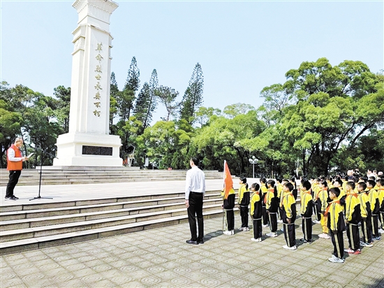 “豐碑下的思政課”在新會(huì)黃云山革命烈士紀(jì)念碑前開課了，同學(xué)們通過“實(shí)景課堂”憶崢嶸歲月，緬懷革命先烈。