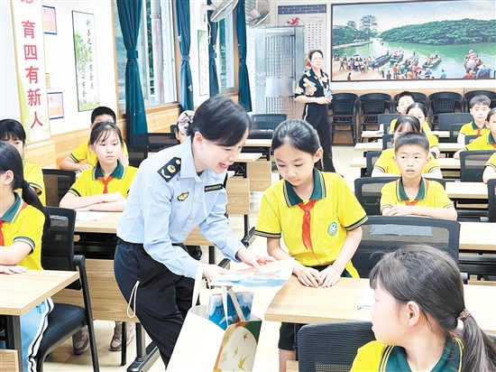 通過有獎(jiǎng)問答等活動(dòng)形式，同學(xué)們?cè)跉g笑中掌握了法律知識(shí)。
