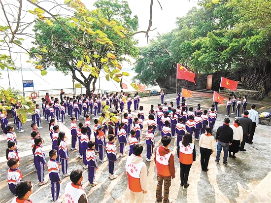 退役軍人、黨員、團(tuán)員代表以及特沙小學(xué)師生代表列隊(duì)整齊，向著國(guó)旗、向著烈士碑行注目禮。