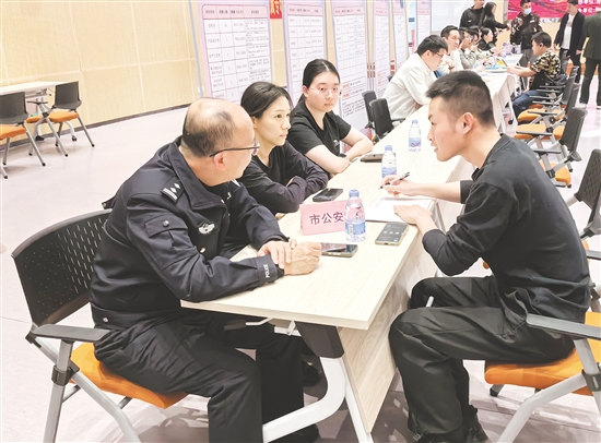 政策咨詢臺前，工作人員詳細(xì)解讀退役軍人就業(yè)補(bǔ)貼、創(chuàng)業(yè)扶持等政策。