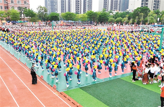 新寧小學(xué)超大型啦啦操方陣。