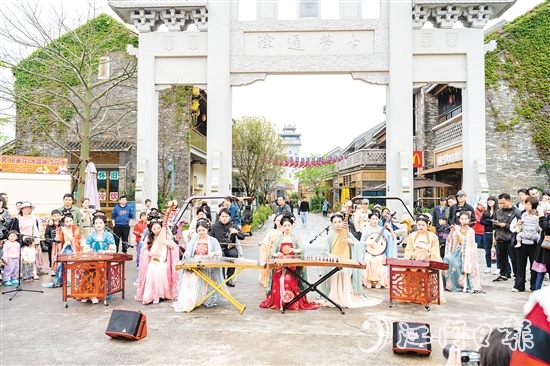 江門古勞水鄉(xiāng)旅游區(qū)民樂演出以“移步換景”的形式融入水鄉(xiāng)。