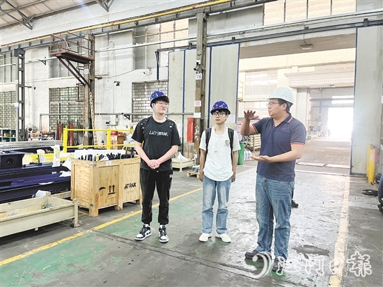大學(xué)應(yīng)屆畢業(yè)生走進(jìn)鶴山市重點企業(yè)了解崗位信息。
