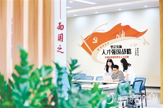 專員一對一服務(wù)鶴山籍大學(xué)應(yīng)屆畢業(yè)生。