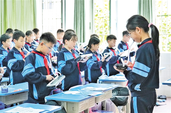 振華學(xué)校將“小器樂(lè)進(jìn)課堂”納入常規(guī)音樂(lè)課程，在全校推廣普及樂(lè)器學(xué)習(xí)，實(shí)現(xiàn)人人會(huì)一種樂(lè)器、班班有歌聲。