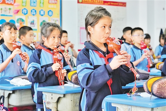 振華學(xué)校為學(xué)生選擇易于學(xué)習(xí)、便于演奏，且適合集體教學(xué)的“小樂(lè)器”。