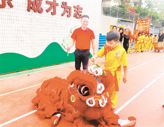 址山小學(xué)相關(guān)負(fù)責(zé)人和學(xué)生代表手持毛筆，飽蘸朱砂，為醒獅點(diǎn)睛。
