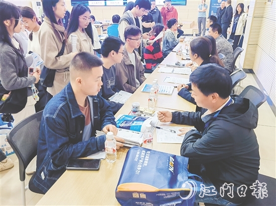雙選會現(xiàn)場氣氛熱烈，學子們積極與企業(yè)代表溝通交流。