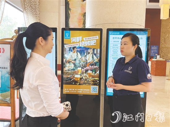 黃康怡（右）與酒店工作人員溝通中。