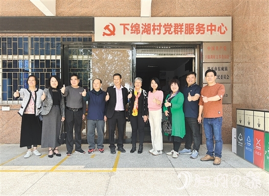 唐仲喜（右五）和兒子（右六）回到丈夫的家鄉(xiāng)東成鎮(zhèn)祭祖、探親。