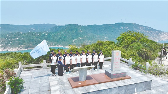 江門市青年學(xué)生國家安全志愿者宣傳隊(duì)成員在江門圍夾島領(lǐng)海基點(diǎn)為領(lǐng)海界碑描紅。
