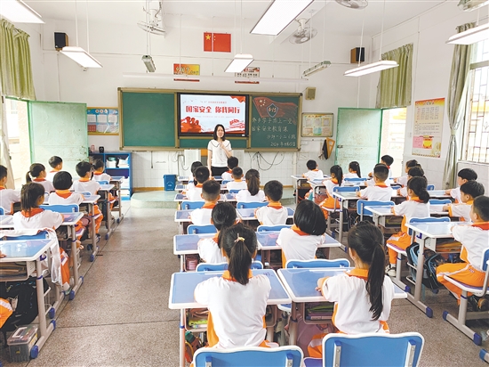 鶴山開展國家安全進(jìn)校園專題授課。