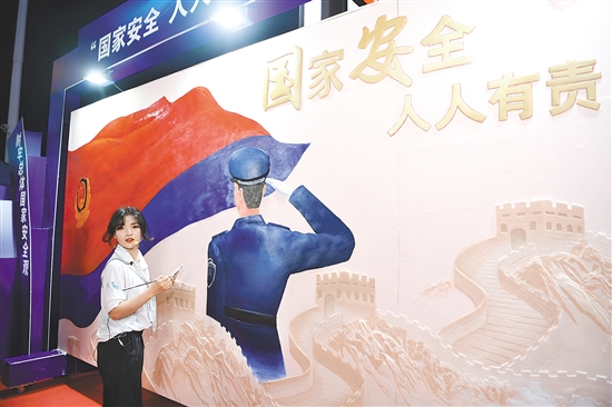 2022年，我市邀請(qǐng)知名壁畫師張麗佳在大型商超現(xiàn)場(chǎng)創(chuàng)作了一幅2.44米高的巨型浮雕壁畫——《國家安全人人有責(zé)》。