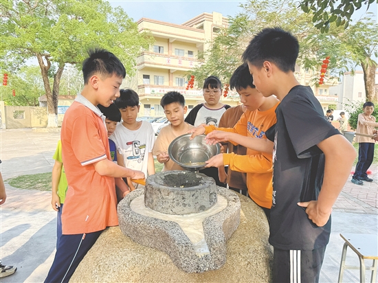 把傳統(tǒng)工具搬入校園，讓學(xué)生通過親身實踐感受先輩的勞動智慧，在勞動中感知生活的氣息。