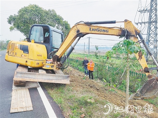 路政執(zhí)法人員安全有序地開展清理工作，恢復(fù)路肩原狀。