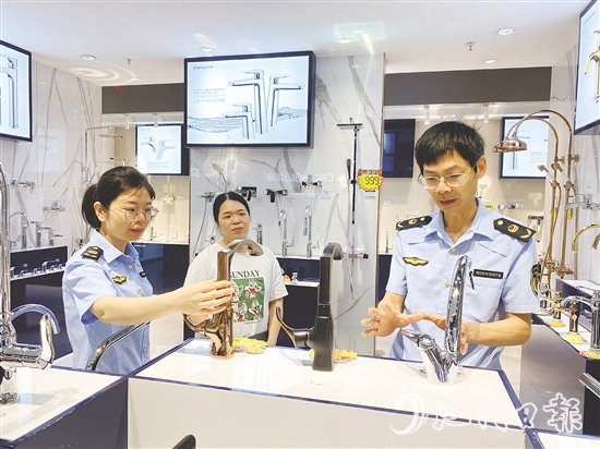 開平市市場監(jiān)管局工作人員深入企業(yè)，宣講知識產(chǎn)權(quán)保護政策法規(guī)。